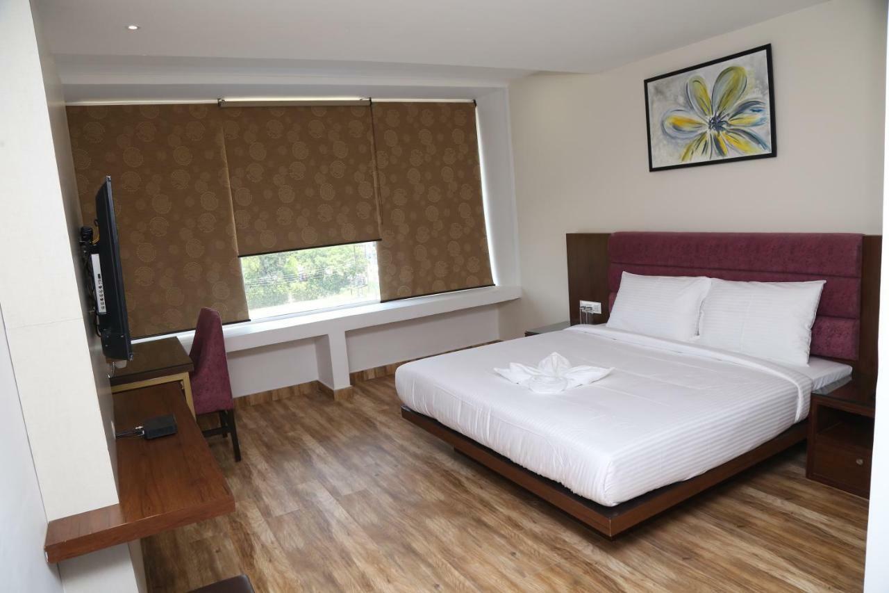 Hotel AK Suites Patiāla Exterior foto